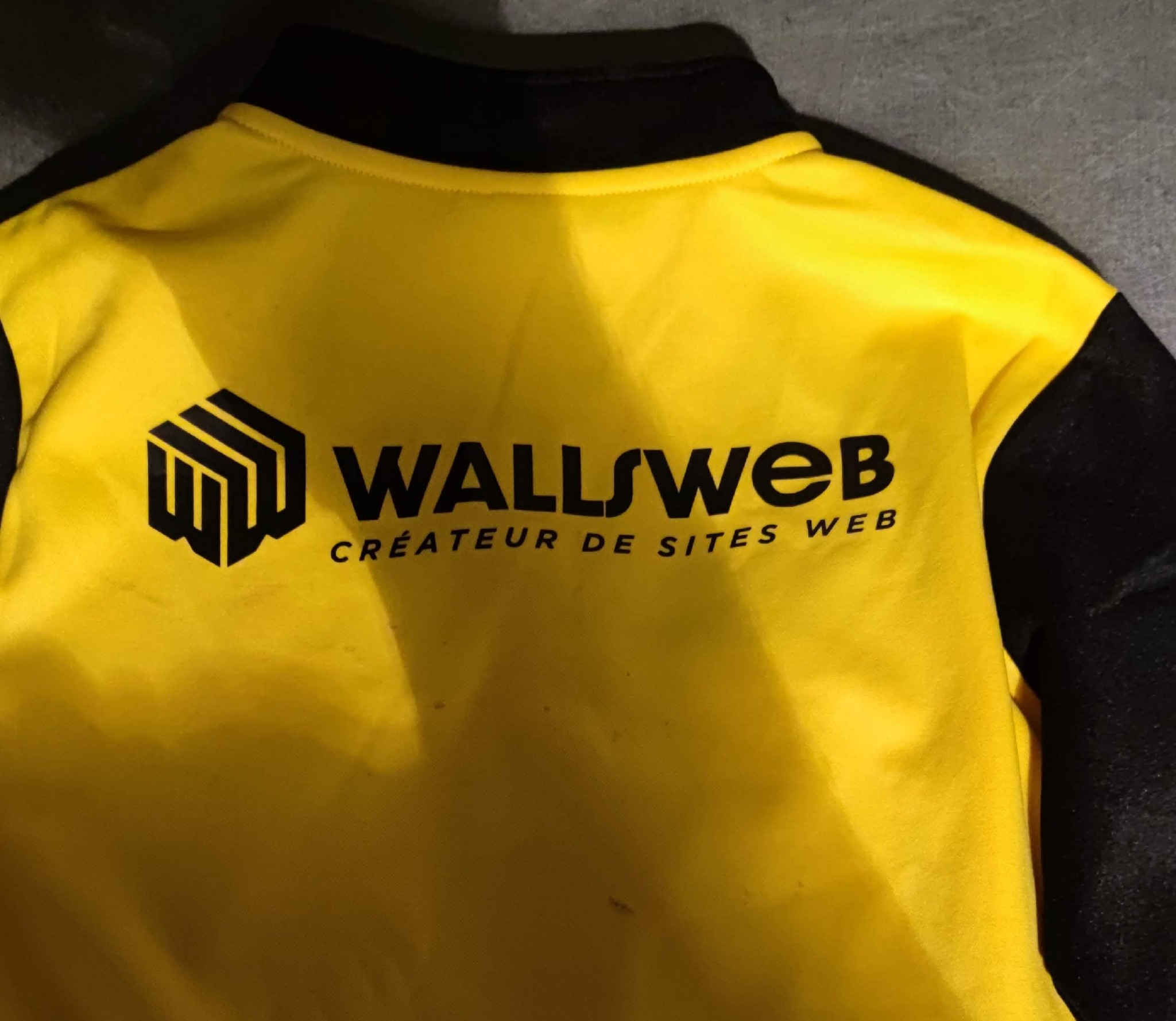 Sweat jaune JOWA avec logo Wallsweb, sponsoring du club de football de Wallers